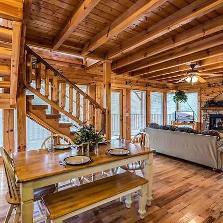 Secret Romance, 2 Bedrooms, Sleeps 8, Pool Table, Hot Tub, Arcade Gatlinburg Luaran gambar