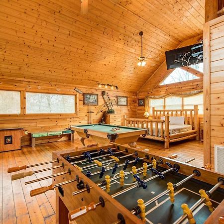 Secret Romance, 2 Bedrooms, Sleeps 8, Pool Table, Hot Tub, Arcade Gatlinburg Luaran gambar