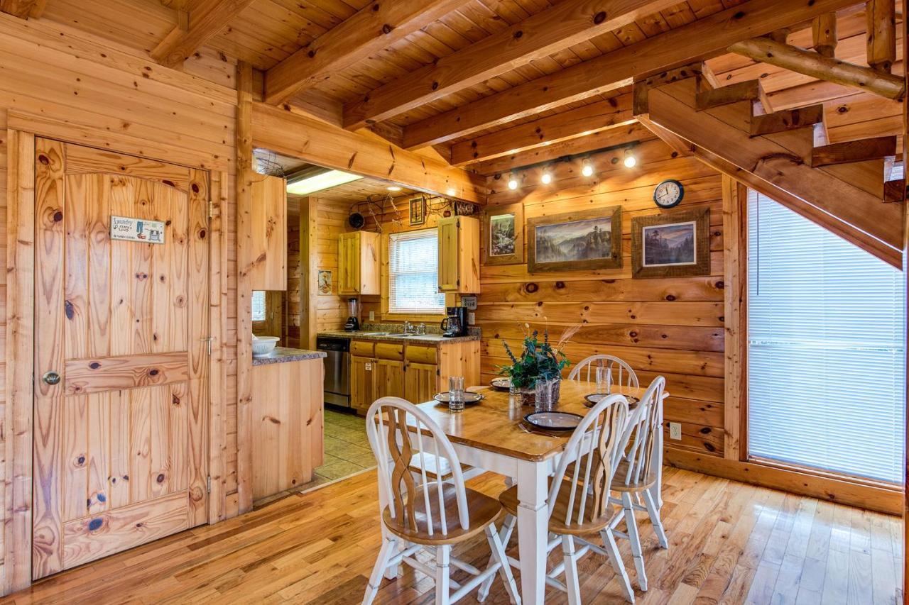 Secret Romance, 2 Bedrooms, Sleeps 8, Pool Table, Hot Tub, Arcade Gatlinburg Luaran gambar