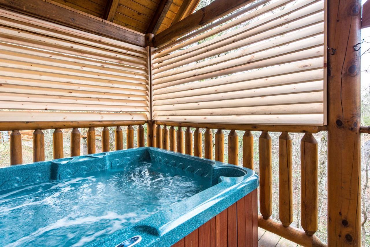 Secret Romance, 2 Bedrooms, Sleeps 8, Pool Table, Hot Tub, Arcade Gatlinburg Luaran gambar