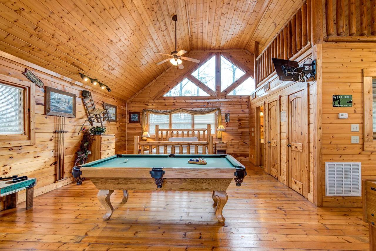 Secret Romance, 2 Bedrooms, Sleeps 8, Pool Table, Hot Tub, Arcade Gatlinburg Luaran gambar