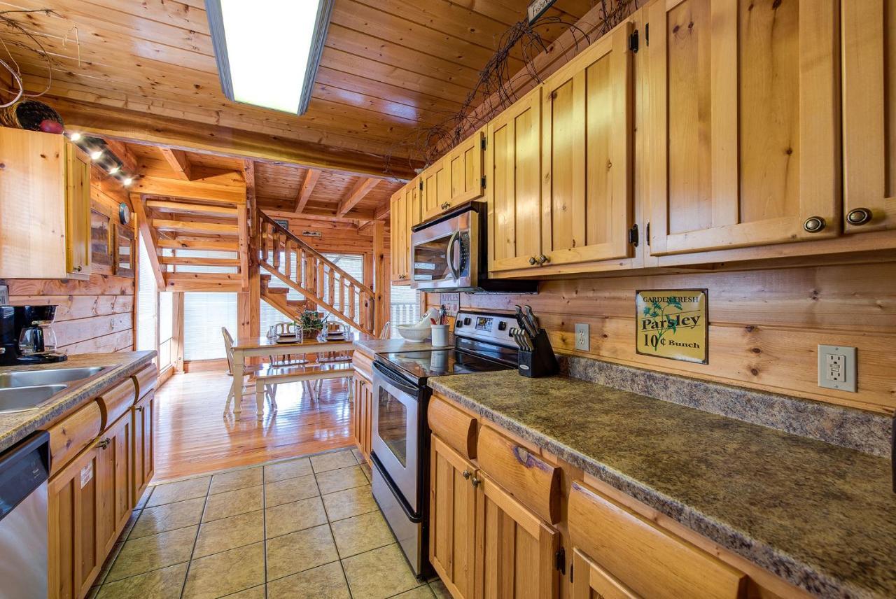 Secret Romance, 2 Bedrooms, Sleeps 8, Pool Table, Hot Tub, Arcade Gatlinburg Luaran gambar