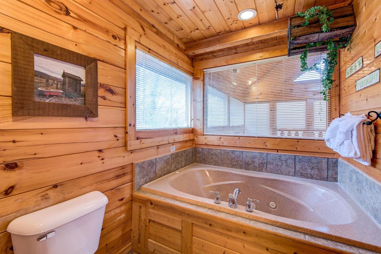 Secret Romance, 2 Bedrooms, Sleeps 8, Pool Table, Hot Tub, Arcade Gatlinburg Luaran gambar