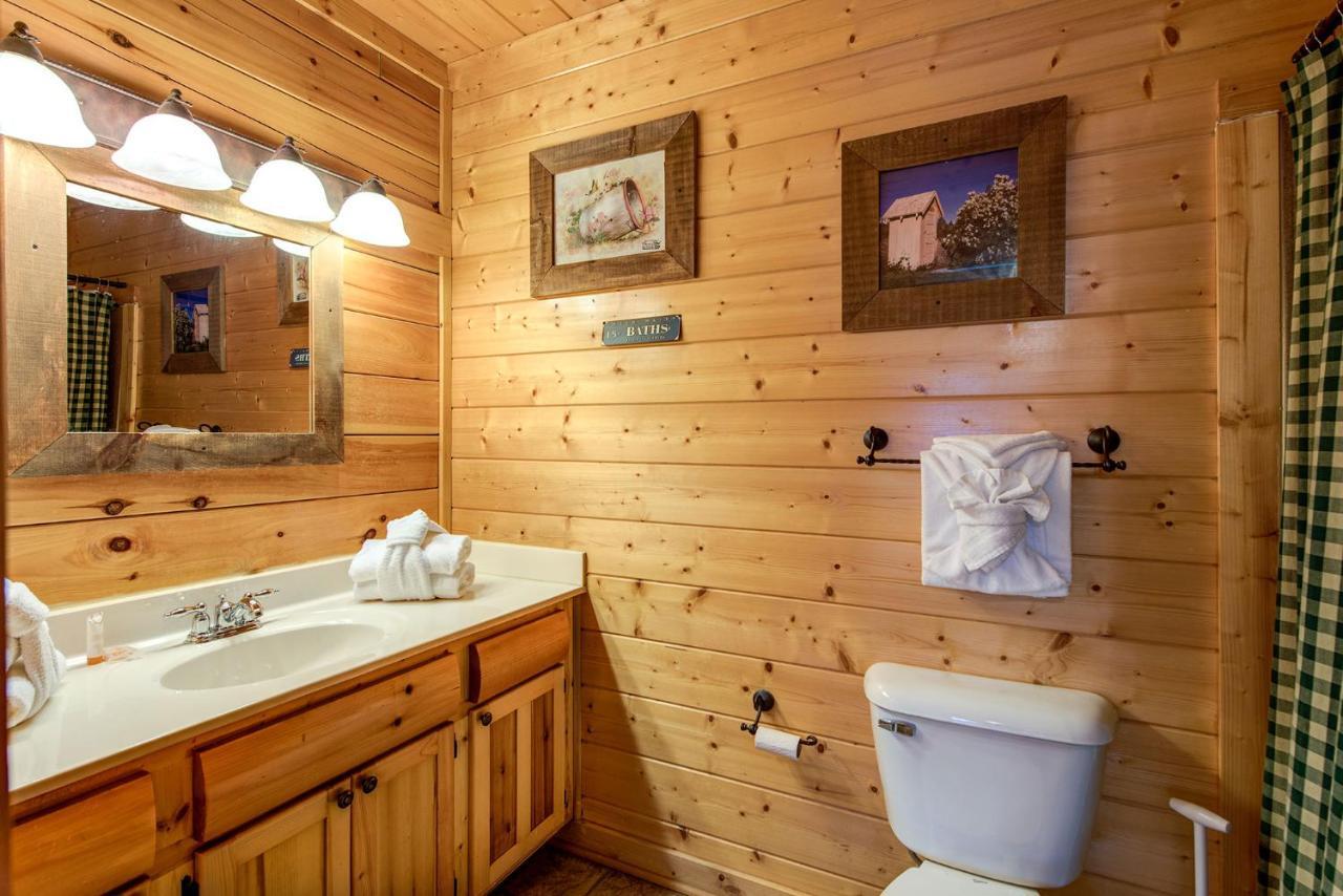 Secret Romance, 2 Bedrooms, Sleeps 8, Pool Table, Hot Tub, Arcade Gatlinburg Luaran gambar