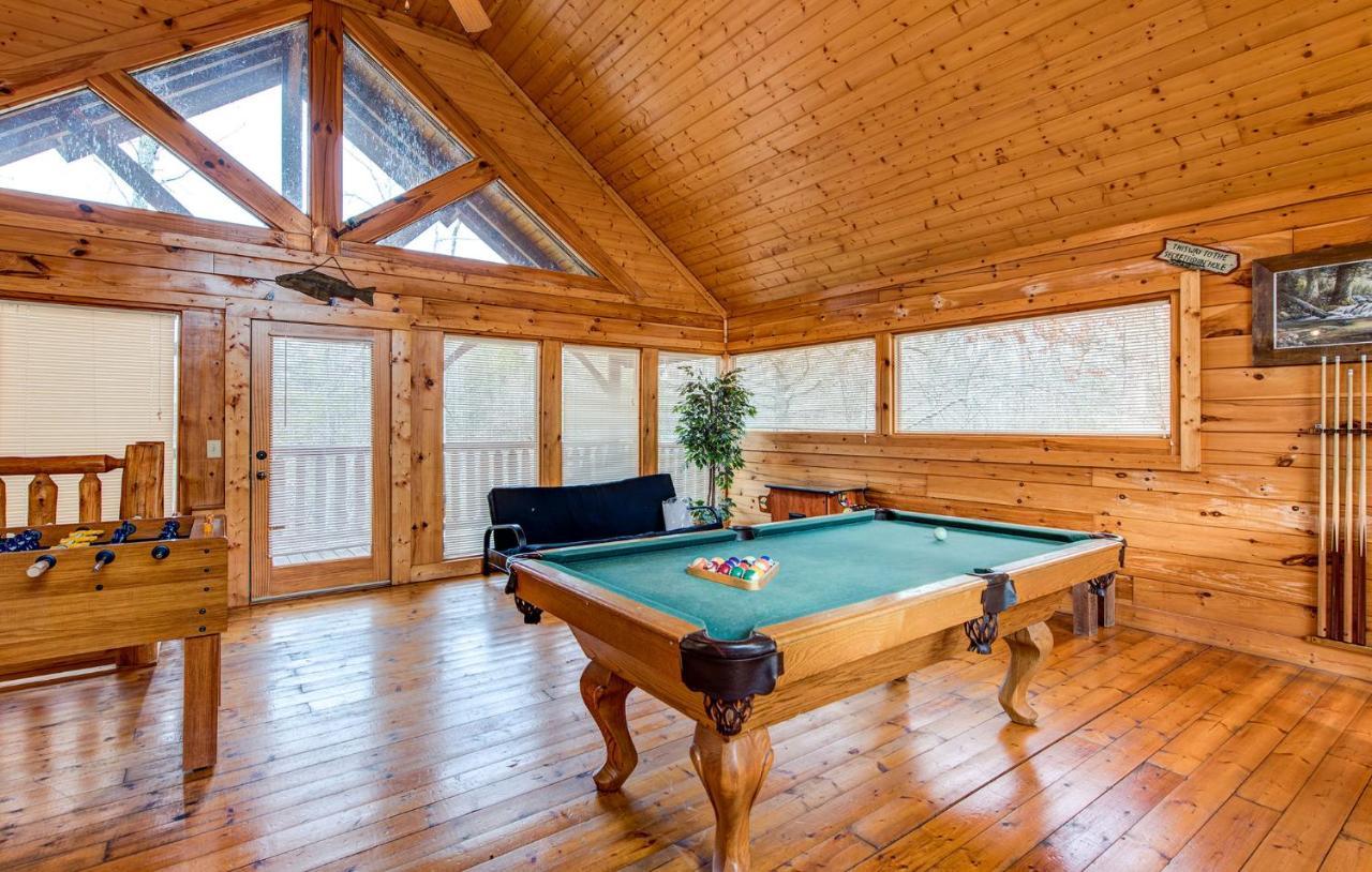 Secret Romance, 2 Bedrooms, Sleeps 8, Pool Table, Hot Tub, Arcade Gatlinburg Luaran gambar