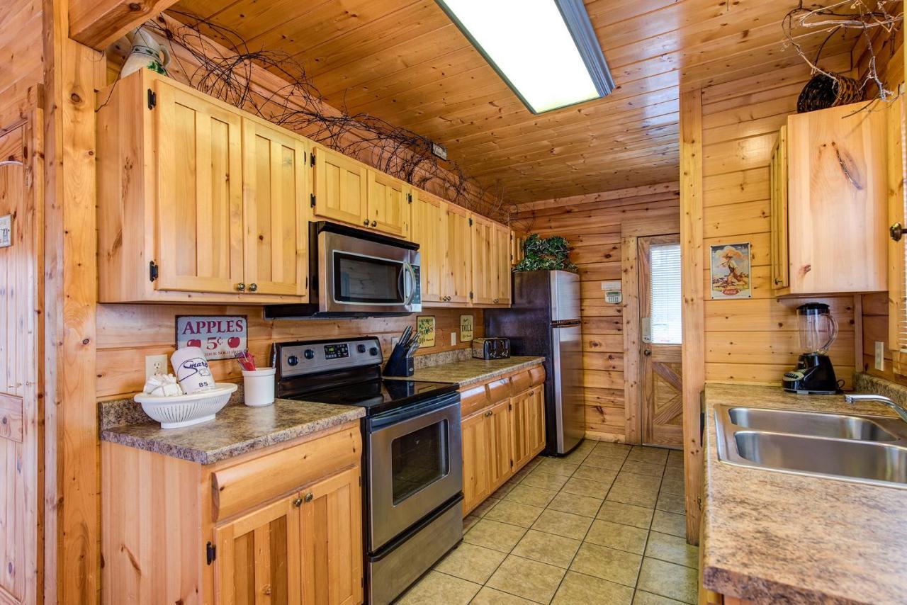 Secret Romance, 2 Bedrooms, Sleeps 8, Pool Table, Hot Tub, Arcade Gatlinburg Luaran gambar