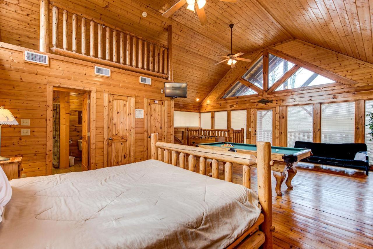 Secret Romance, 2 Bedrooms, Sleeps 8, Pool Table, Hot Tub, Arcade Gatlinburg Luaran gambar
