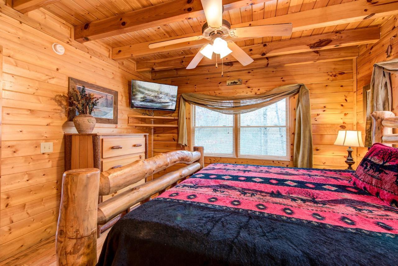 Secret Romance, 2 Bedrooms, Sleeps 8, Pool Table, Hot Tub, Arcade Gatlinburg Luaran gambar
