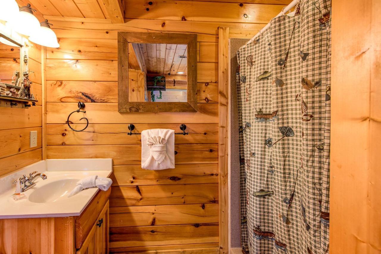 Secret Romance, 2 Bedrooms, Sleeps 8, Pool Table, Hot Tub, Arcade Gatlinburg Luaran gambar
