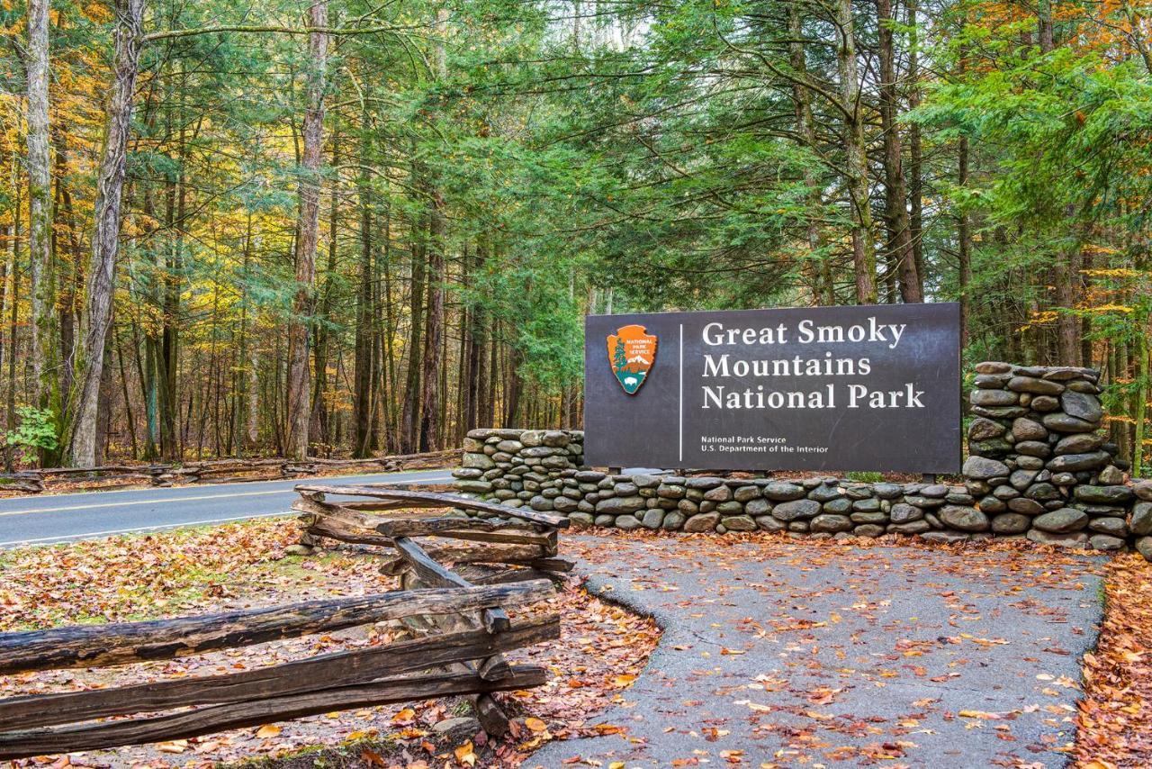 Secret Romance, 2 Bedrooms, Sleeps 8, Pool Table, Hot Tub, Arcade Gatlinburg Luaran gambar