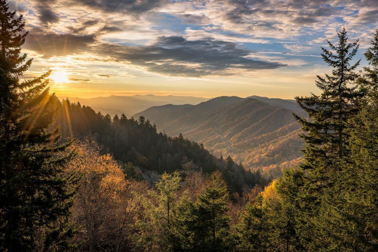 Secret Romance, 2 Bedrooms, Sleeps 8, Pool Table, Hot Tub, Arcade Gatlinburg Luaran gambar